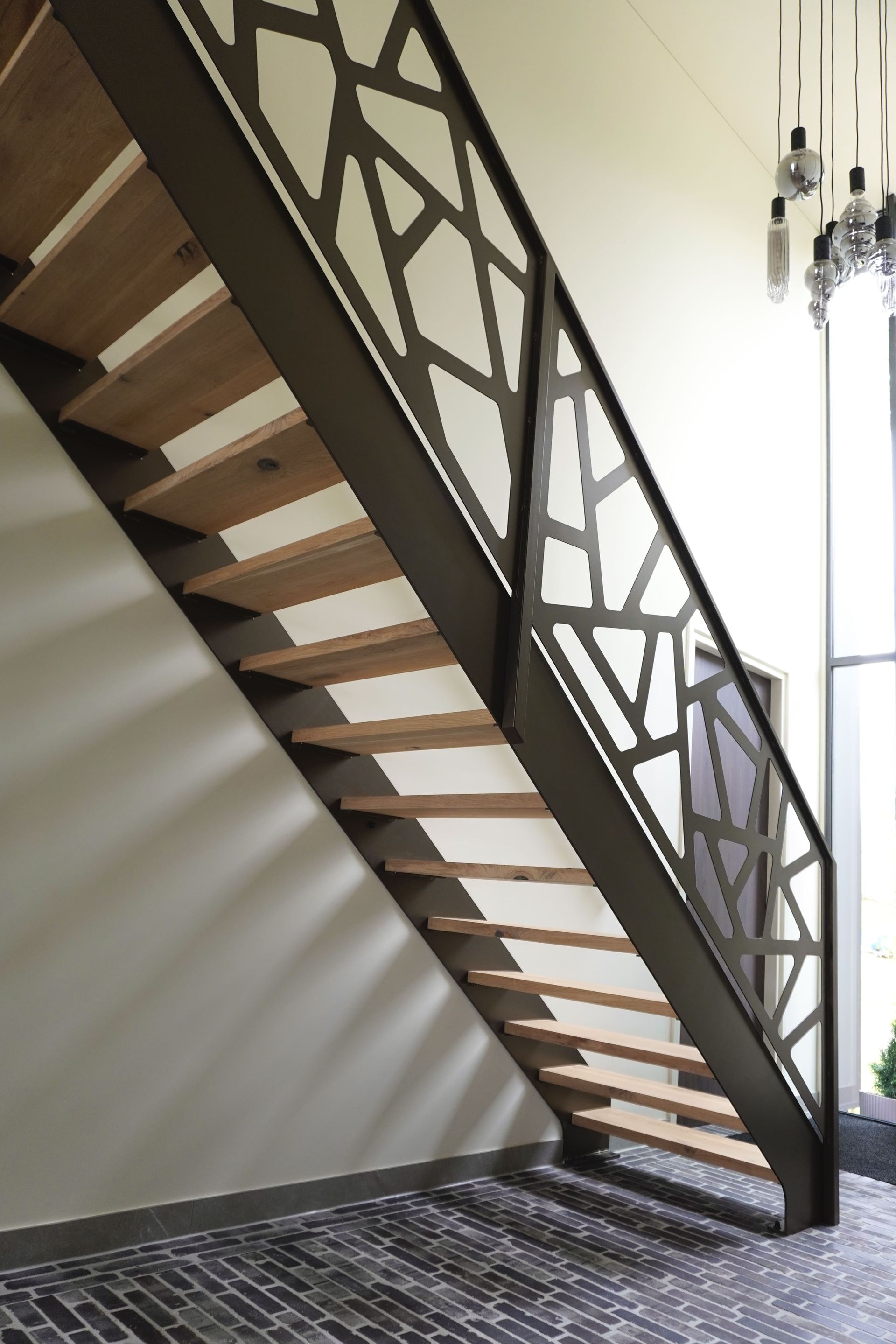 Stijlvolle stalen balustrade langs trap, geheel op maat gemaakt.