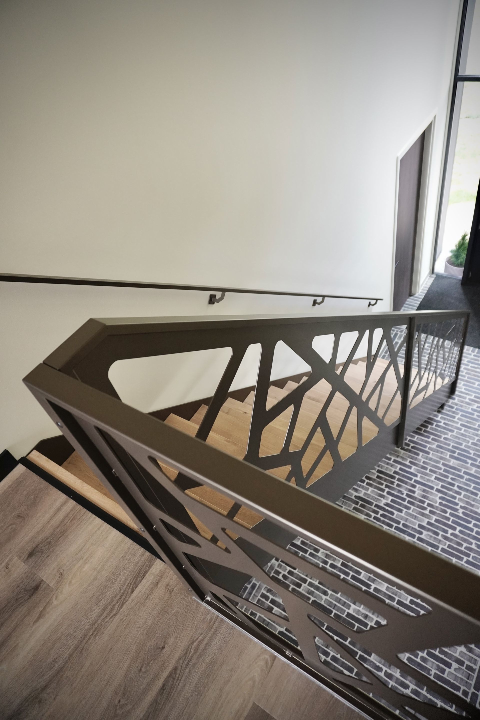 Stalen rechte binnentrap met een stijlvolle stalen balustrade ernaast