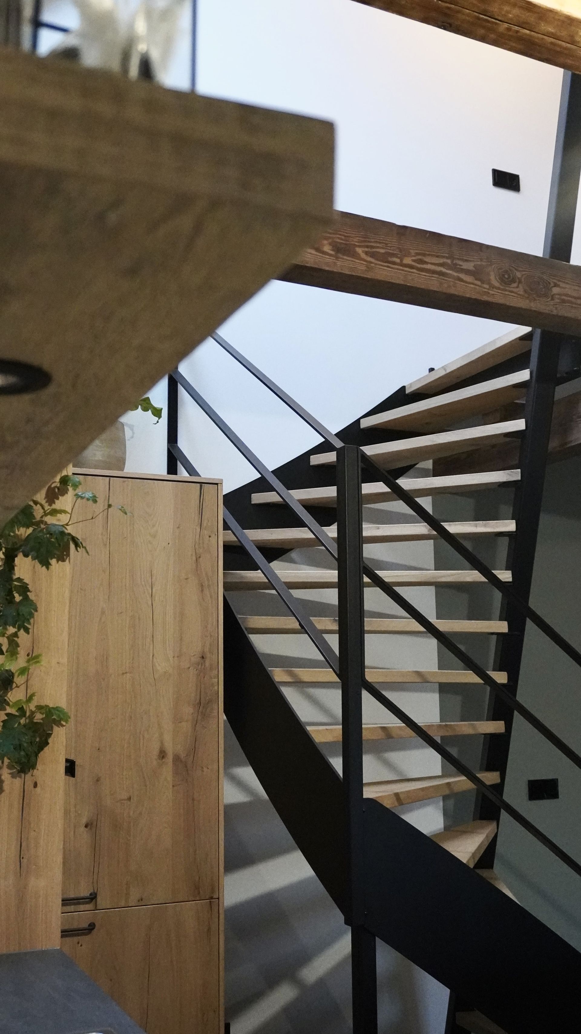 Stalen balustrade voor stalen trap met eikenhouten trede