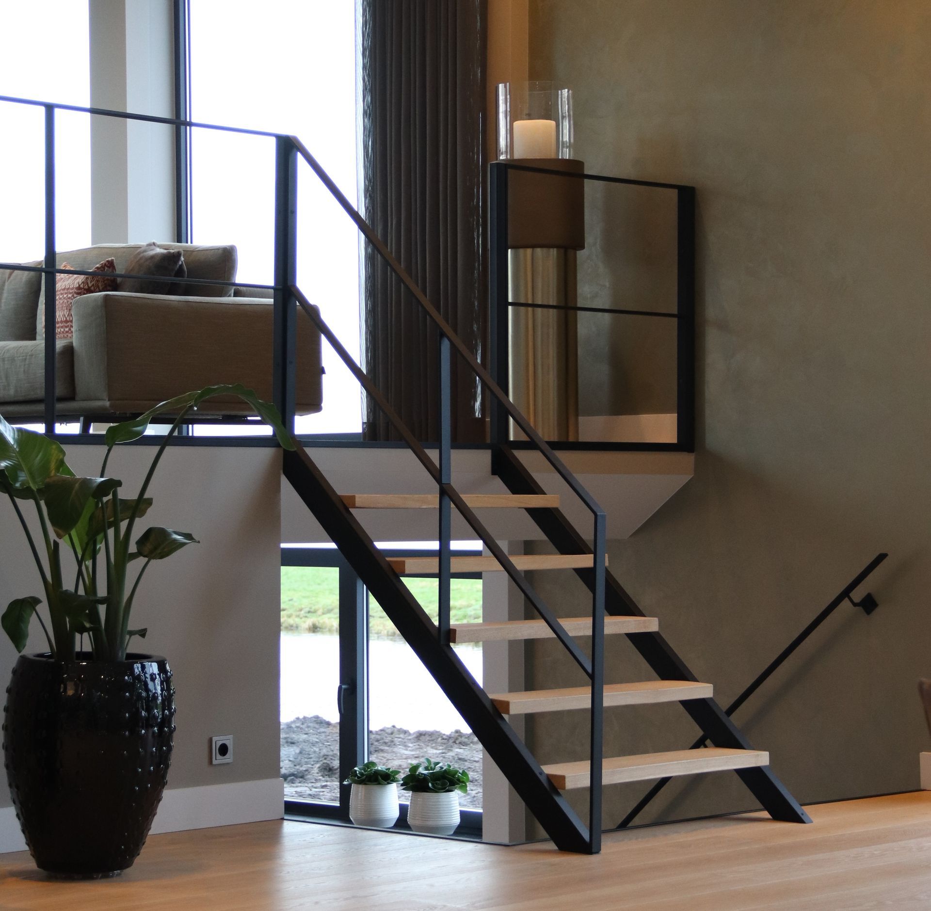 Stalen balustrade voor verhoogde ruimte met stalen trap en eikenhouten treden