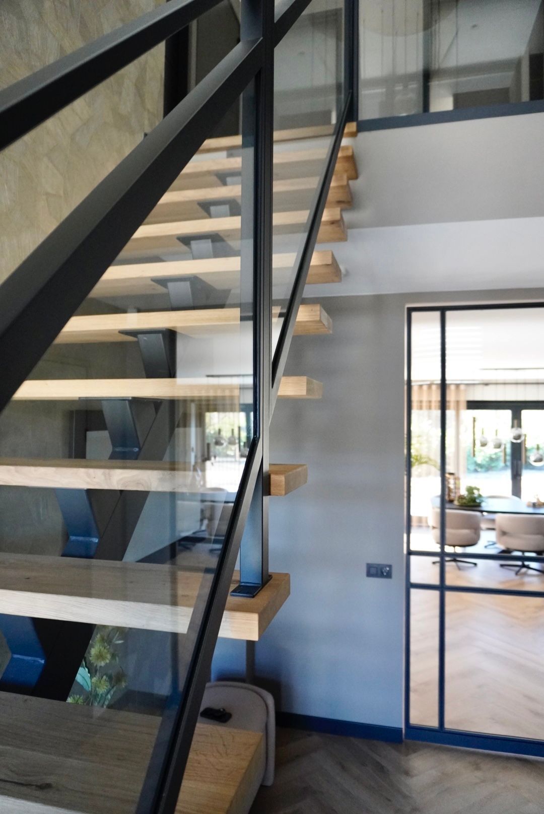 Stalen balustrade met glas langs trap, op maat gemaakt, schuin en langs trapgat of vide
