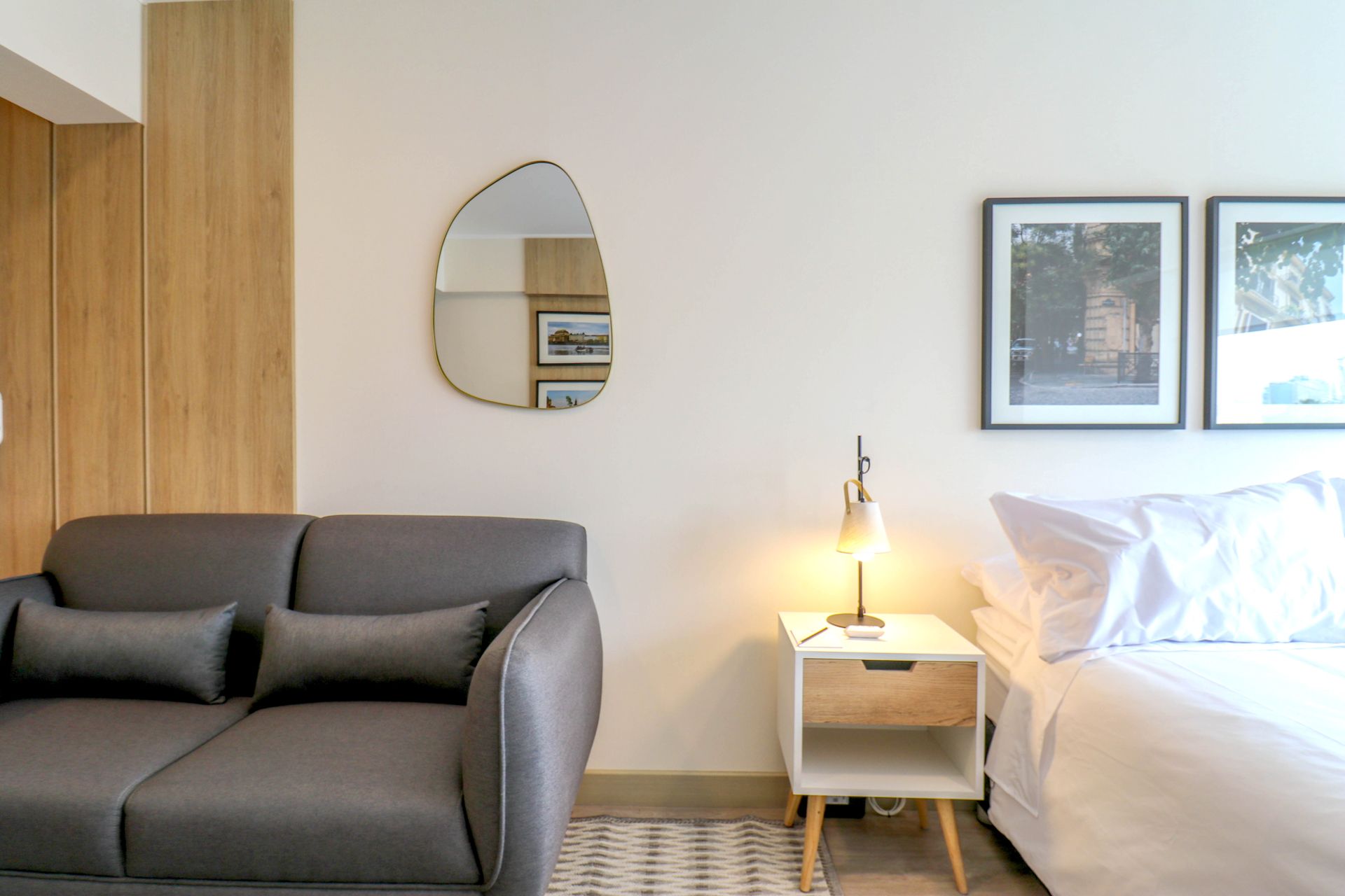 Una sala de estar con piso rayado y un escritorio para computadora.