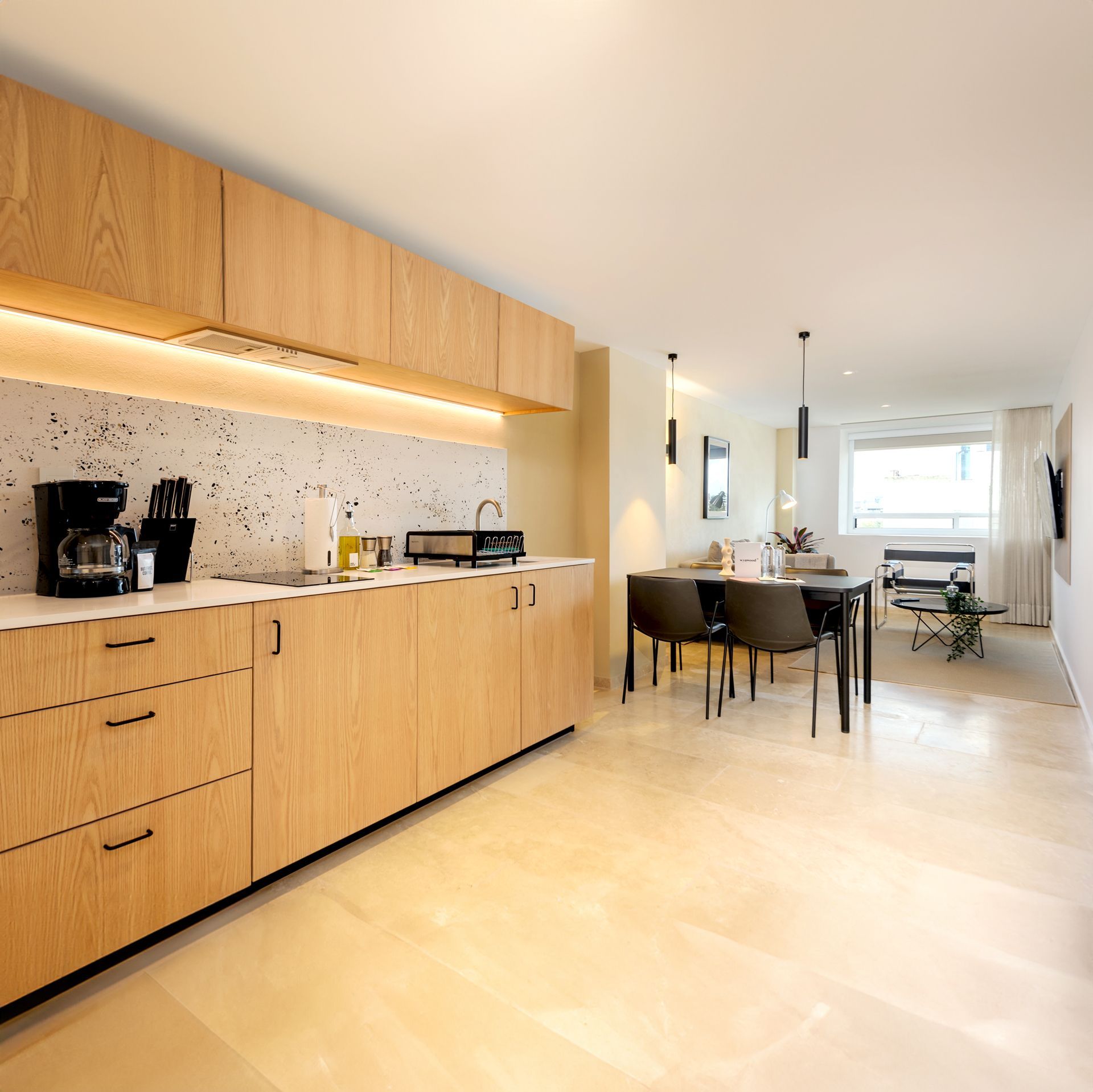 Una sala grande con muchas ventanas, mesas y sillas.