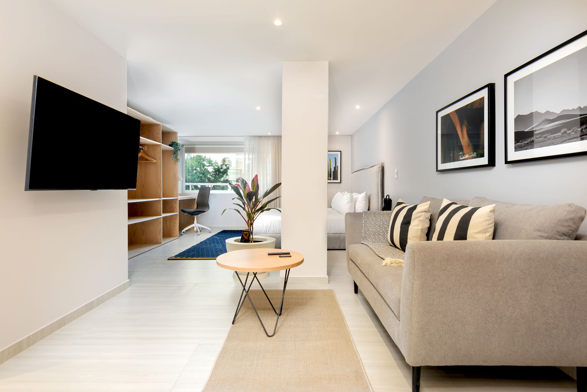 Un salón con sofá, sillas y mesa.