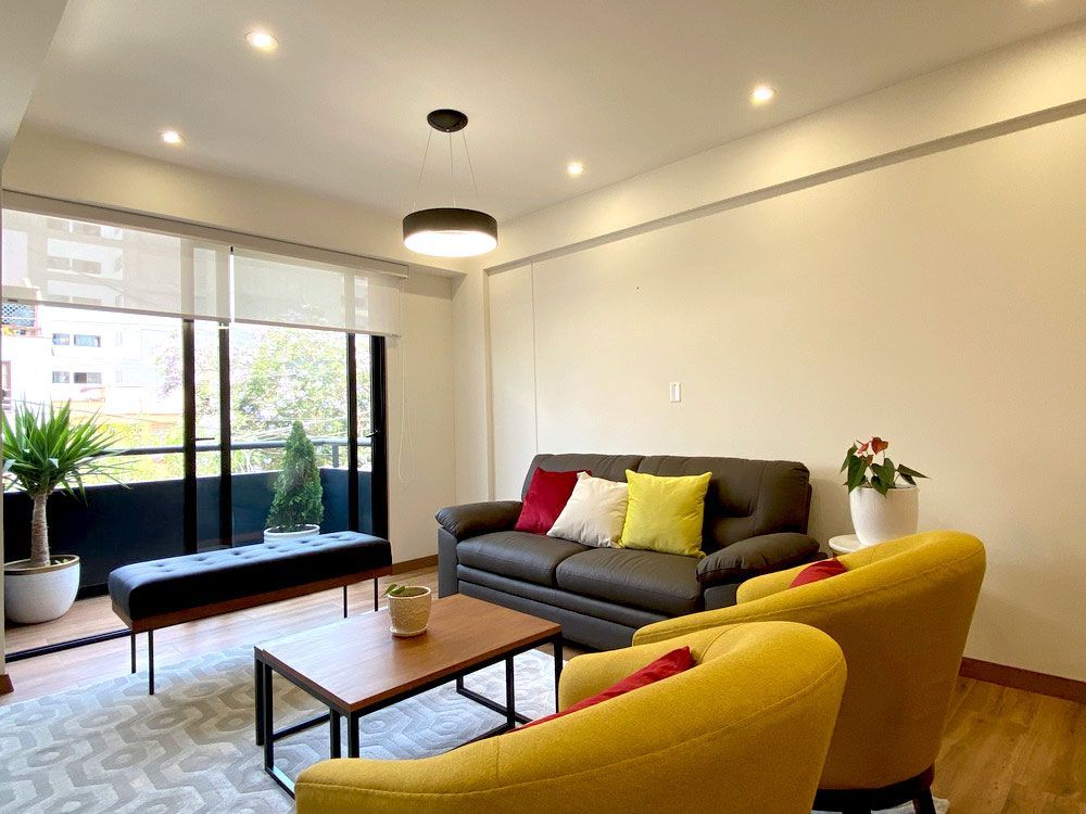 Hay sillas y una mesa en el vestíbulo de un hotel.