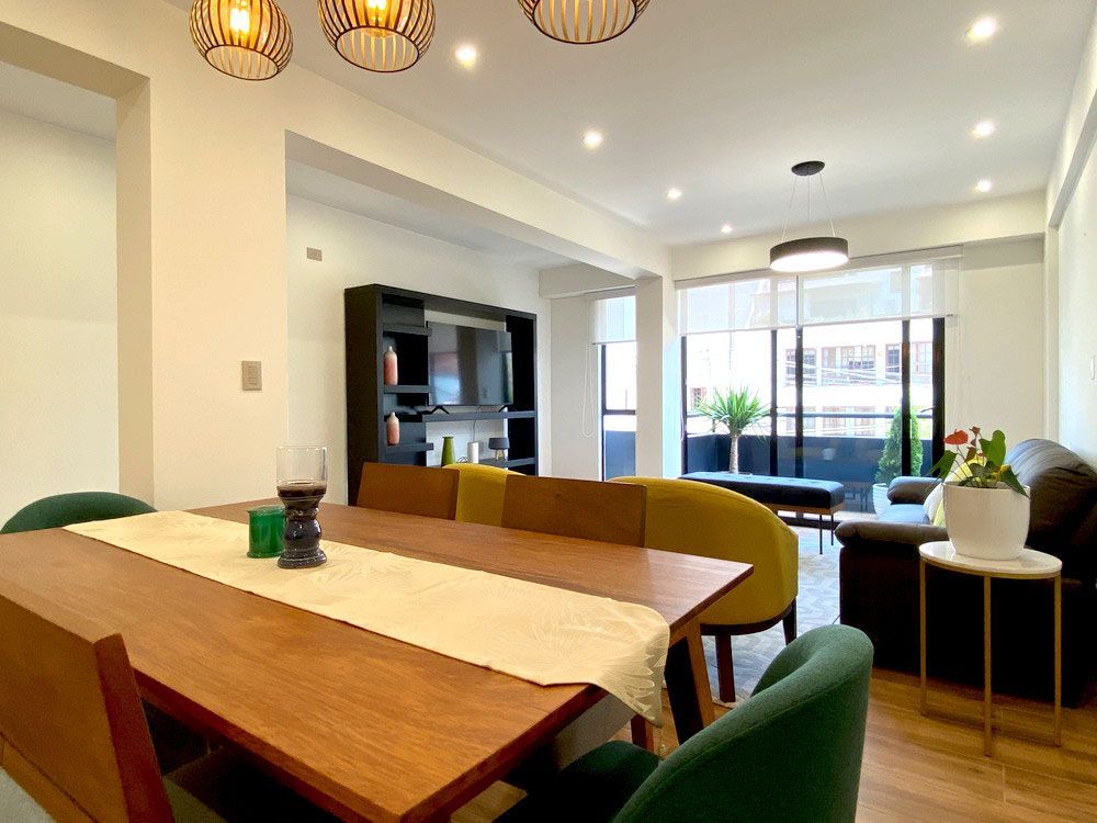 Una sala de estar con un sofá y una mesa de café.