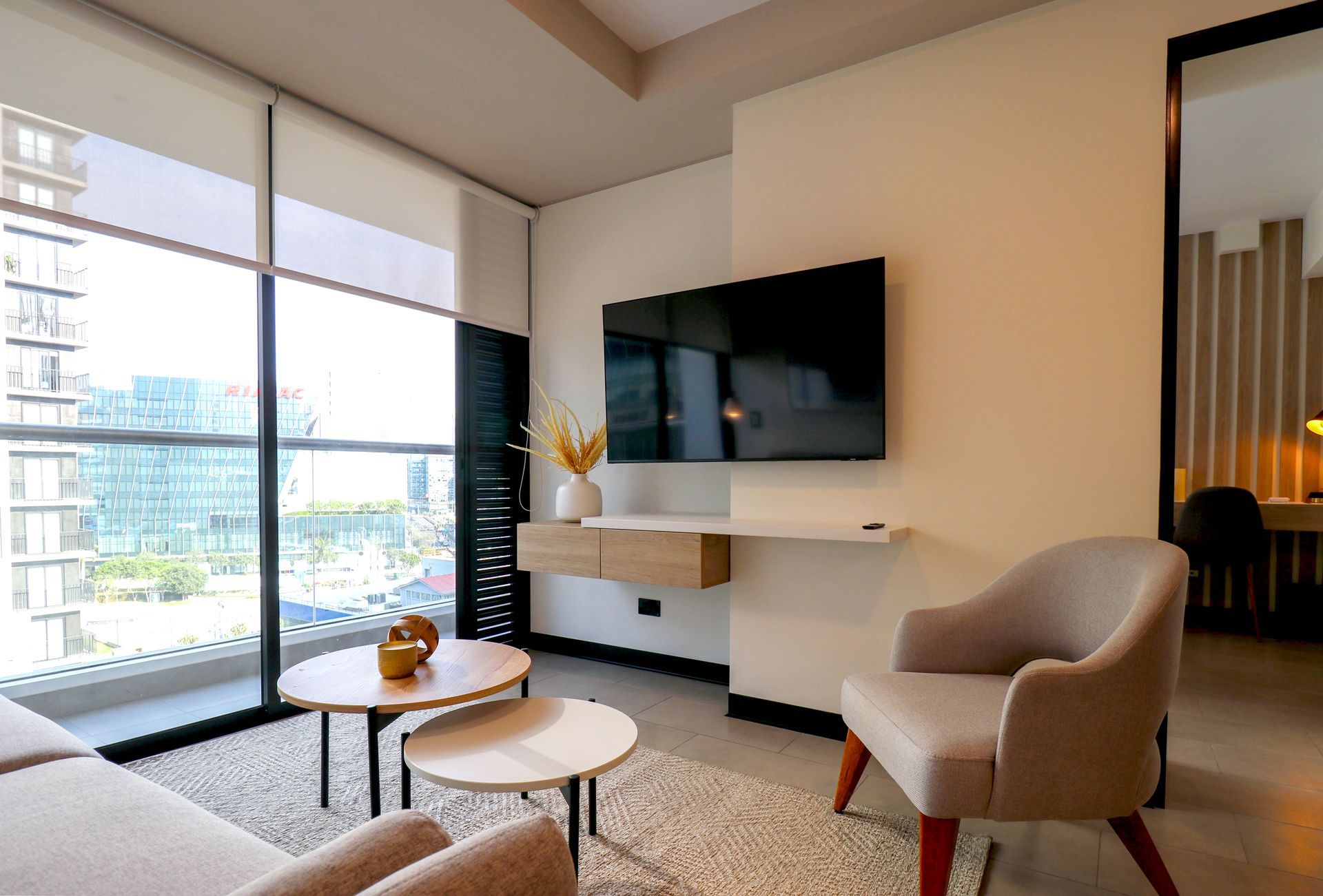 Hay una piscina en la azotea de un edificio.