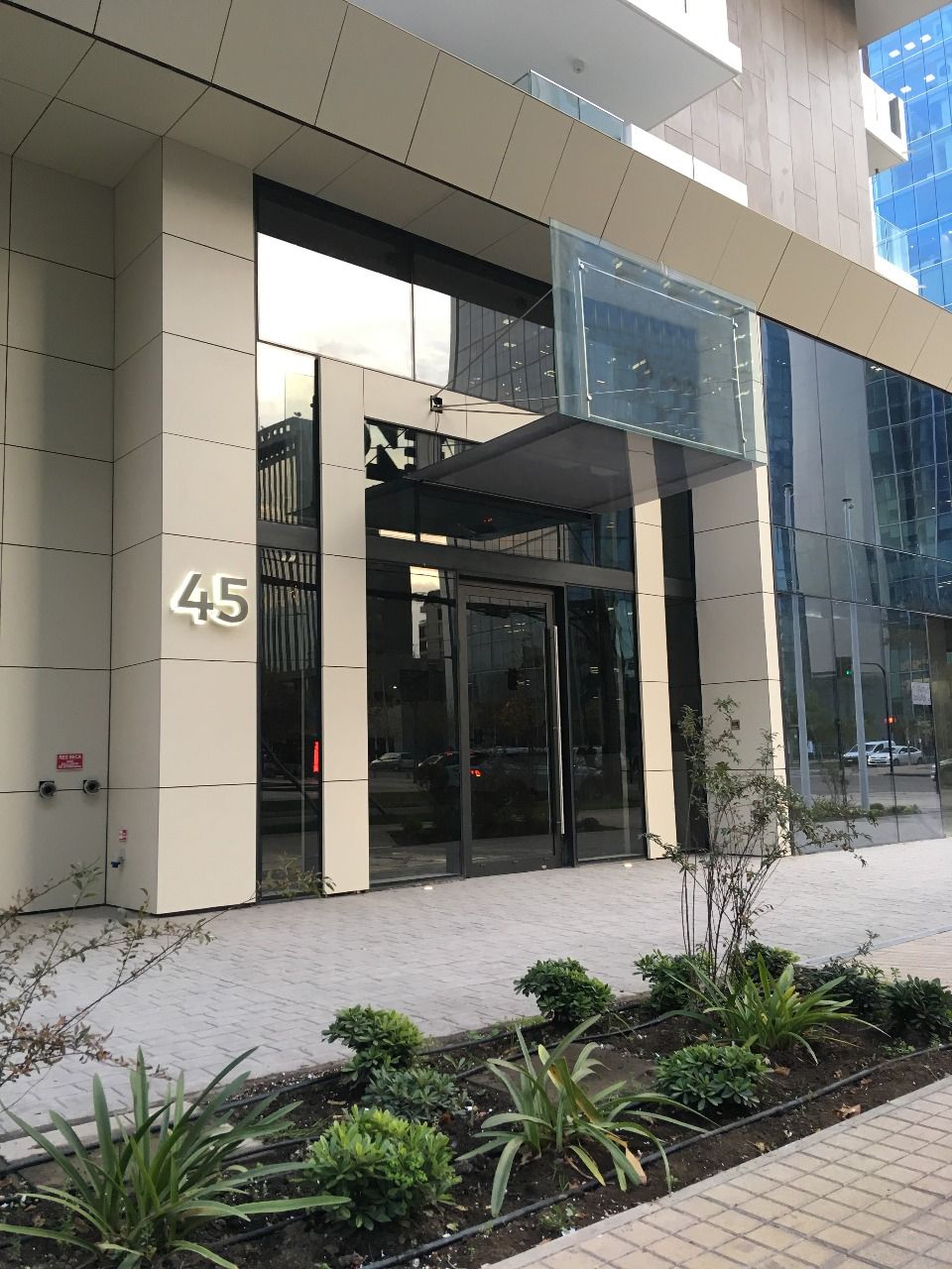 Un edificio con el número 45 al costado.