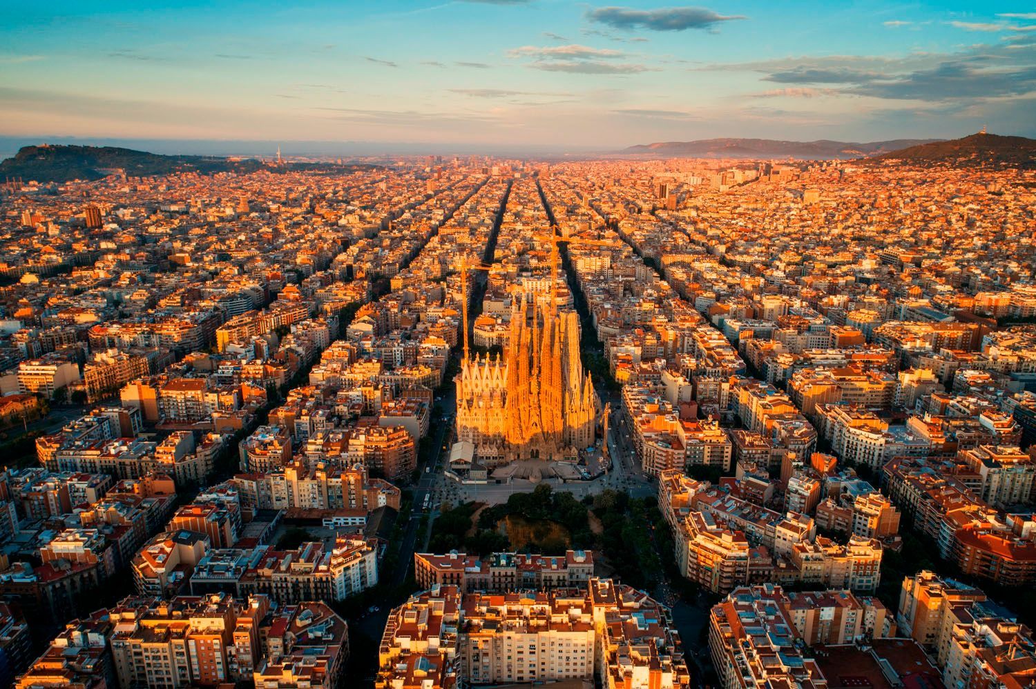 Una vista aérea de una ciudad con una catedral en el medio.