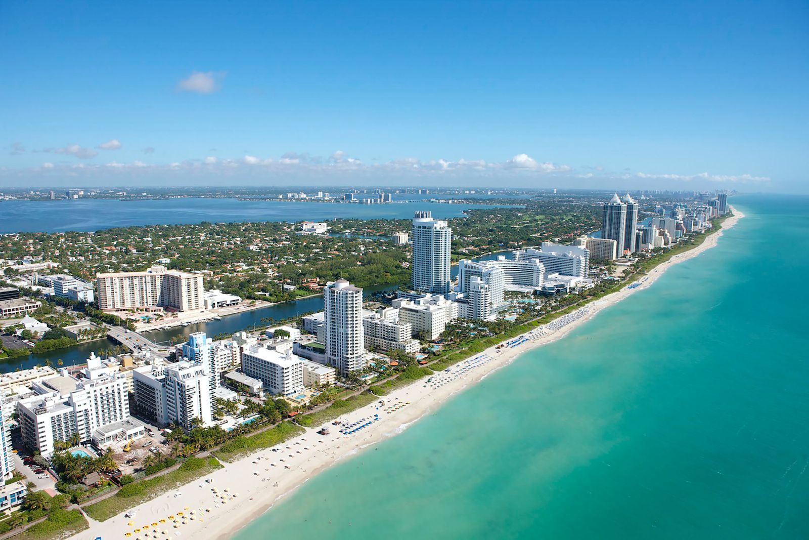Una vista aérea de una ciudad y una playa en Florida.