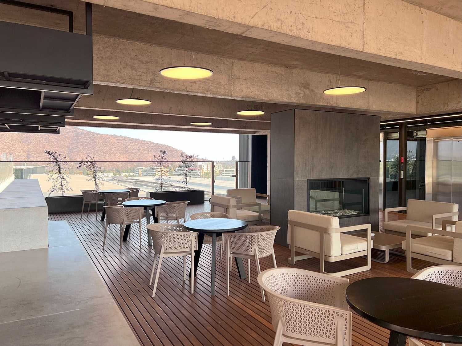 Un restaurante con mesas y sillas y chimenea.