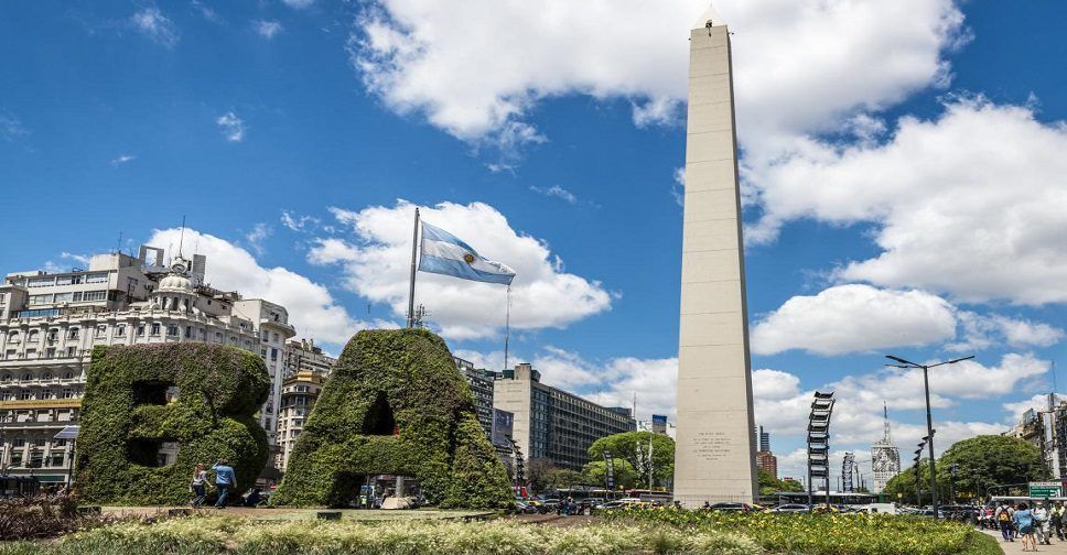 Hay un gran obelisco en medio de una ciudad.