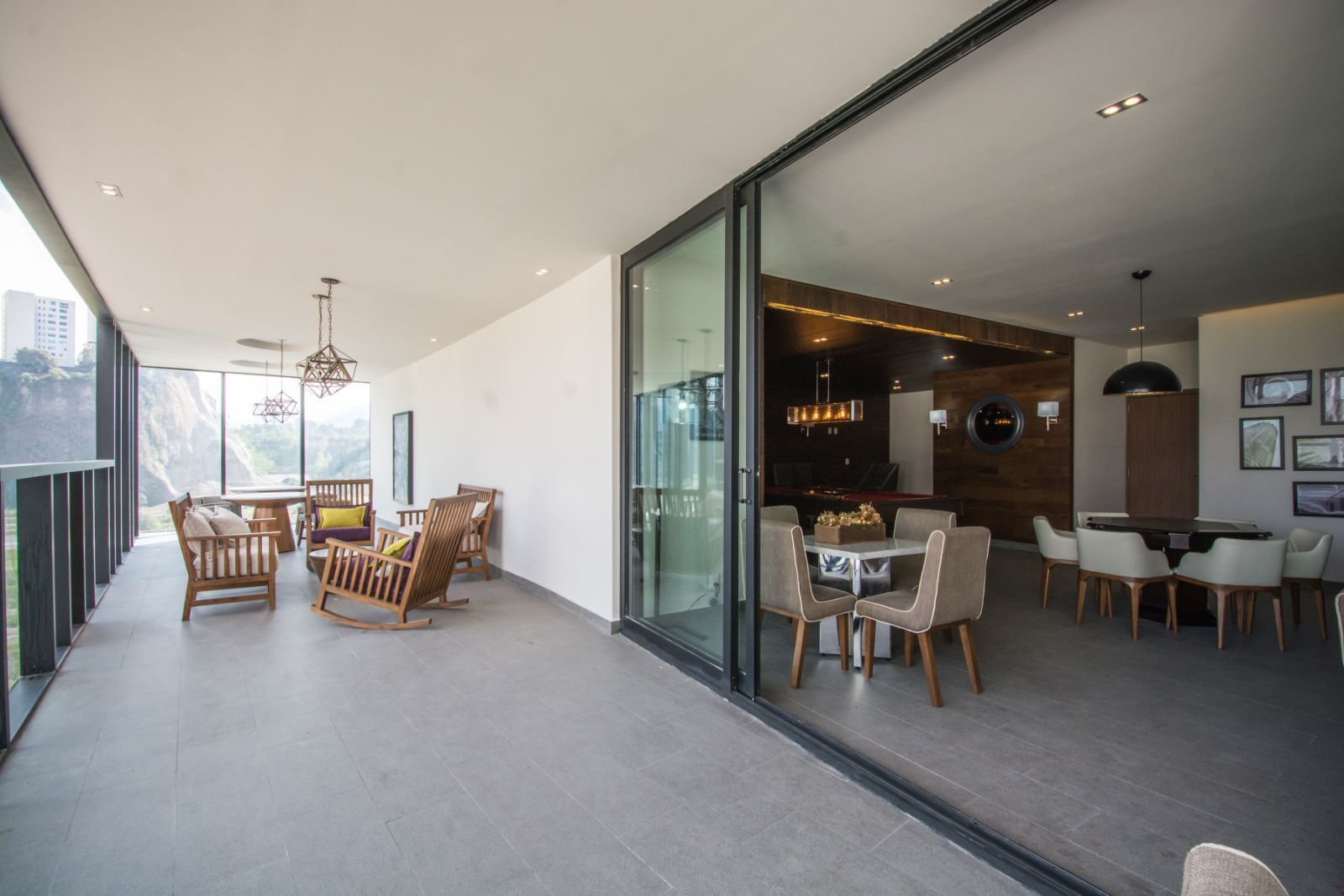 Una sala grande con muchas ventanas, mesas y sillas.