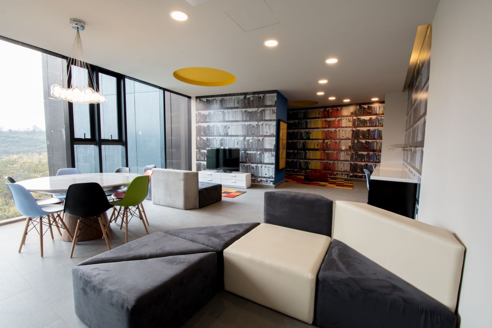 Un salón con sofá, sillas y mesa.