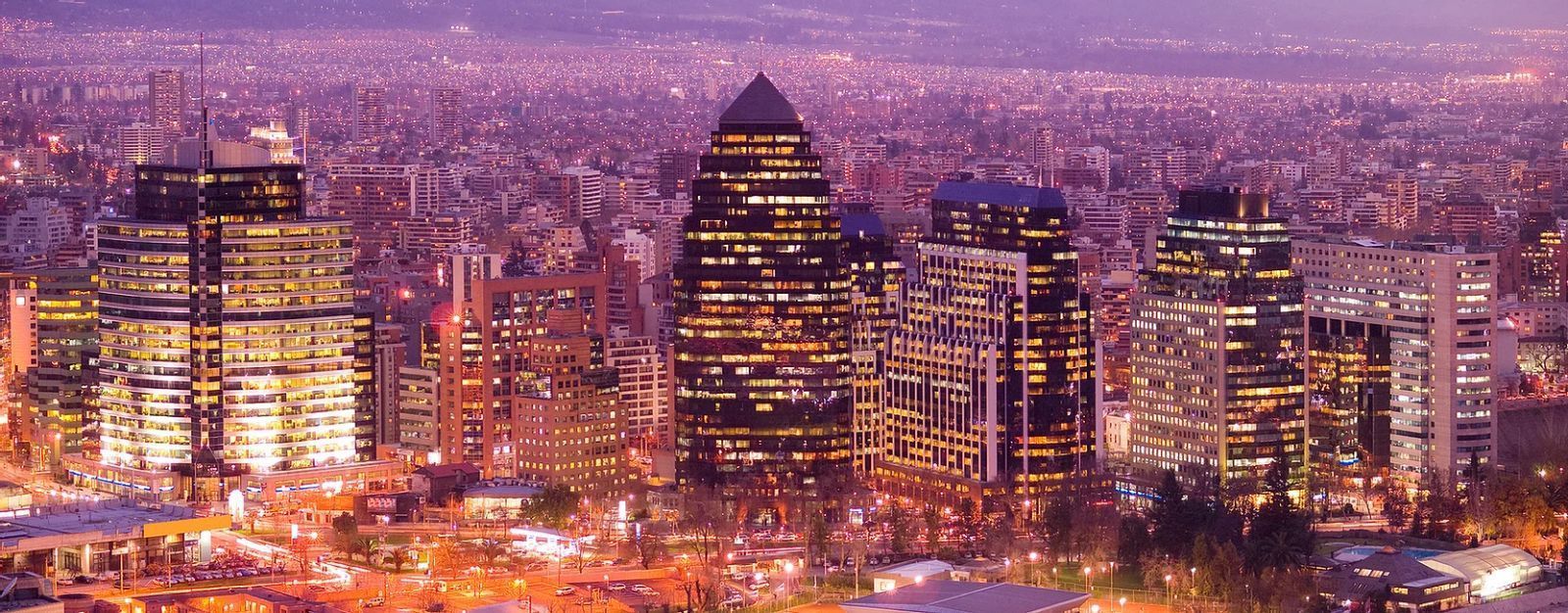 Santiago de Chile, una vista aérea del horizonte de una ciudad por la noche