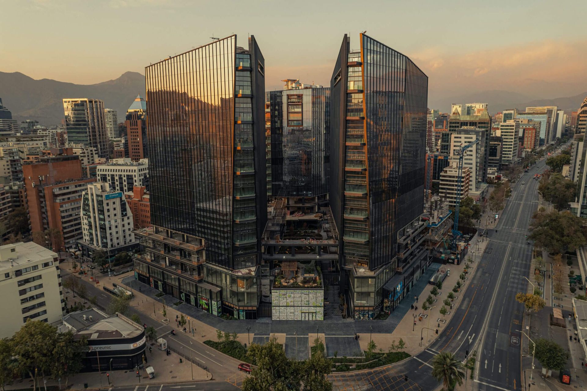 Uma vista aérea de Mercado Urbano Tobalaba uma cidade com muitos edifícios altos.