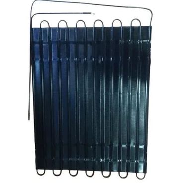 Perchas metálicas enrolladas de color azul oscuro apiladas verticalmente sobre un fondo blanco.