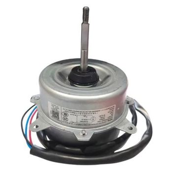 Pequeño motor eléctrico con carcasa plateada, base negra, eje expuesto y cables conectados sobre un fondo blanco.
