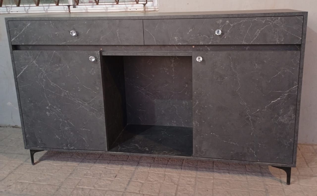 Armario gris oscuro con dos cajones, dos puertas y un estante central abierto, colocado frente a una ventana.