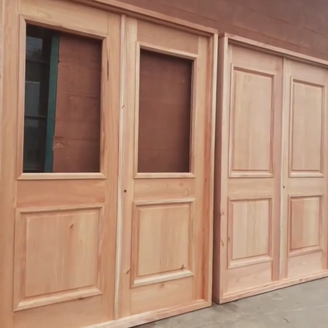 Puertas dobles de madera, dos de ellas con paneles de cristal, las otras dos macizas, todas de color marrón claro.