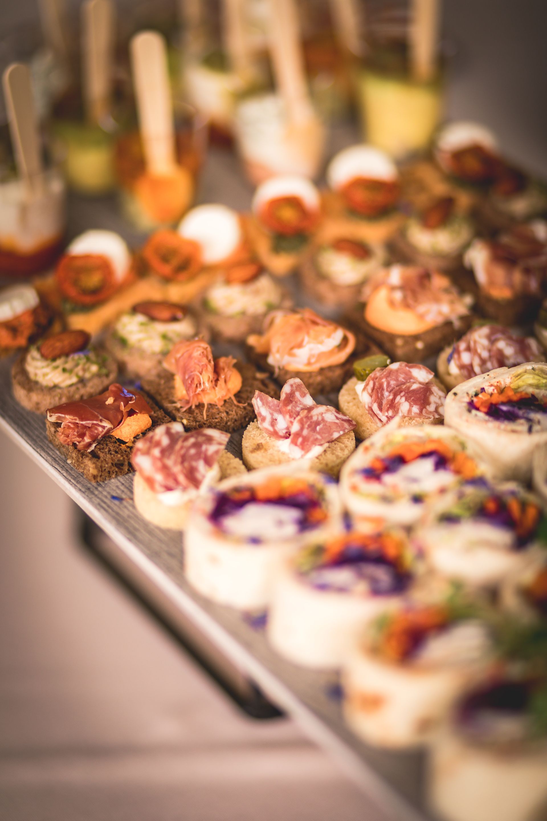 Il y a de nombreux types d'aliments différents sur la table.