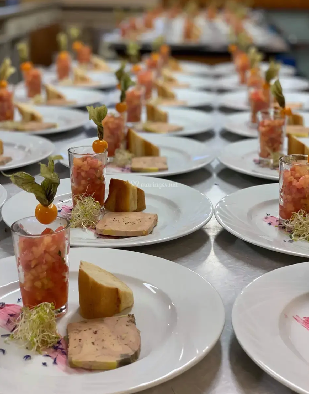 Une table sur laquelle sont posées des assiettes de nourriture et de boissons.