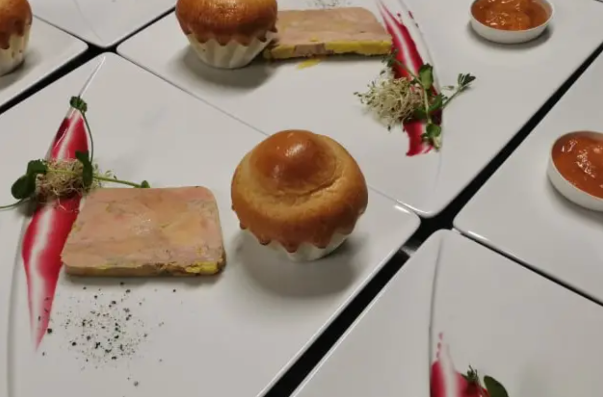 Un tas d'assiettes blanches avec de la nourriture dessus