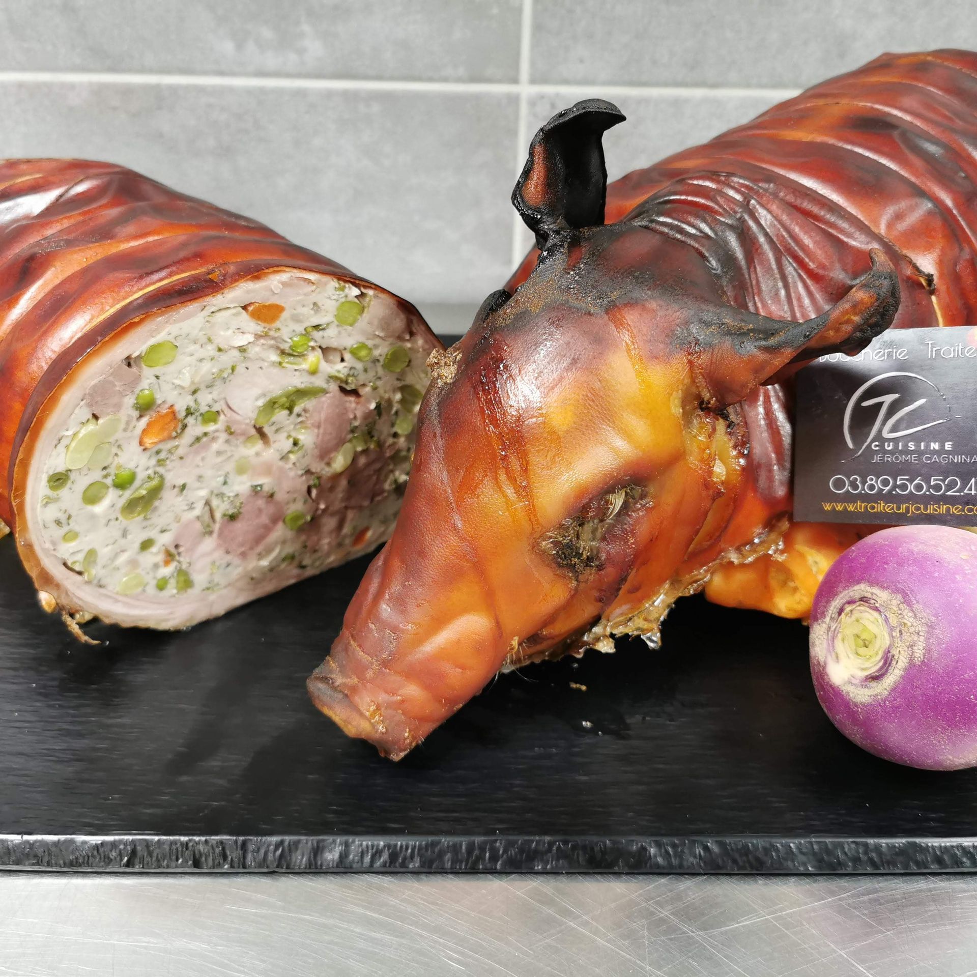 Un cochon farci est sur une planche à découper à côté d'un radis violet