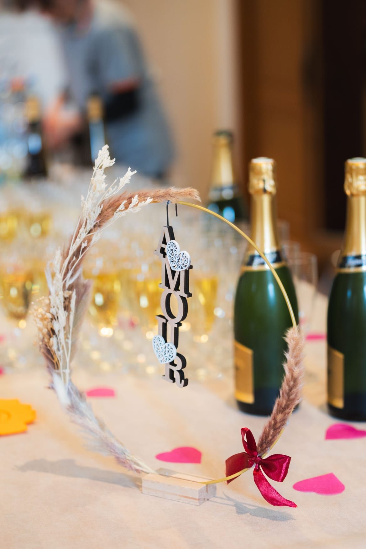 Une table avec des bouteilles de champagne et des verres dessus.