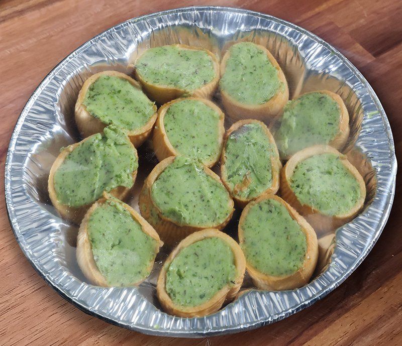 Présentation 12 escargots fermiers farcis au beurre d'ail l'atelier de l'escargot français pour l'apéritif