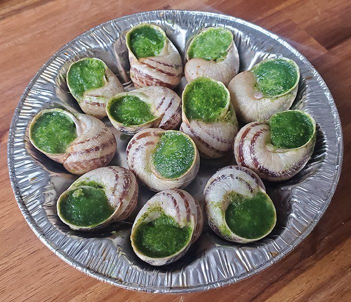 Assiette de 12 escargots farcis au beurre d'ail de l'atelier de l'escargot français