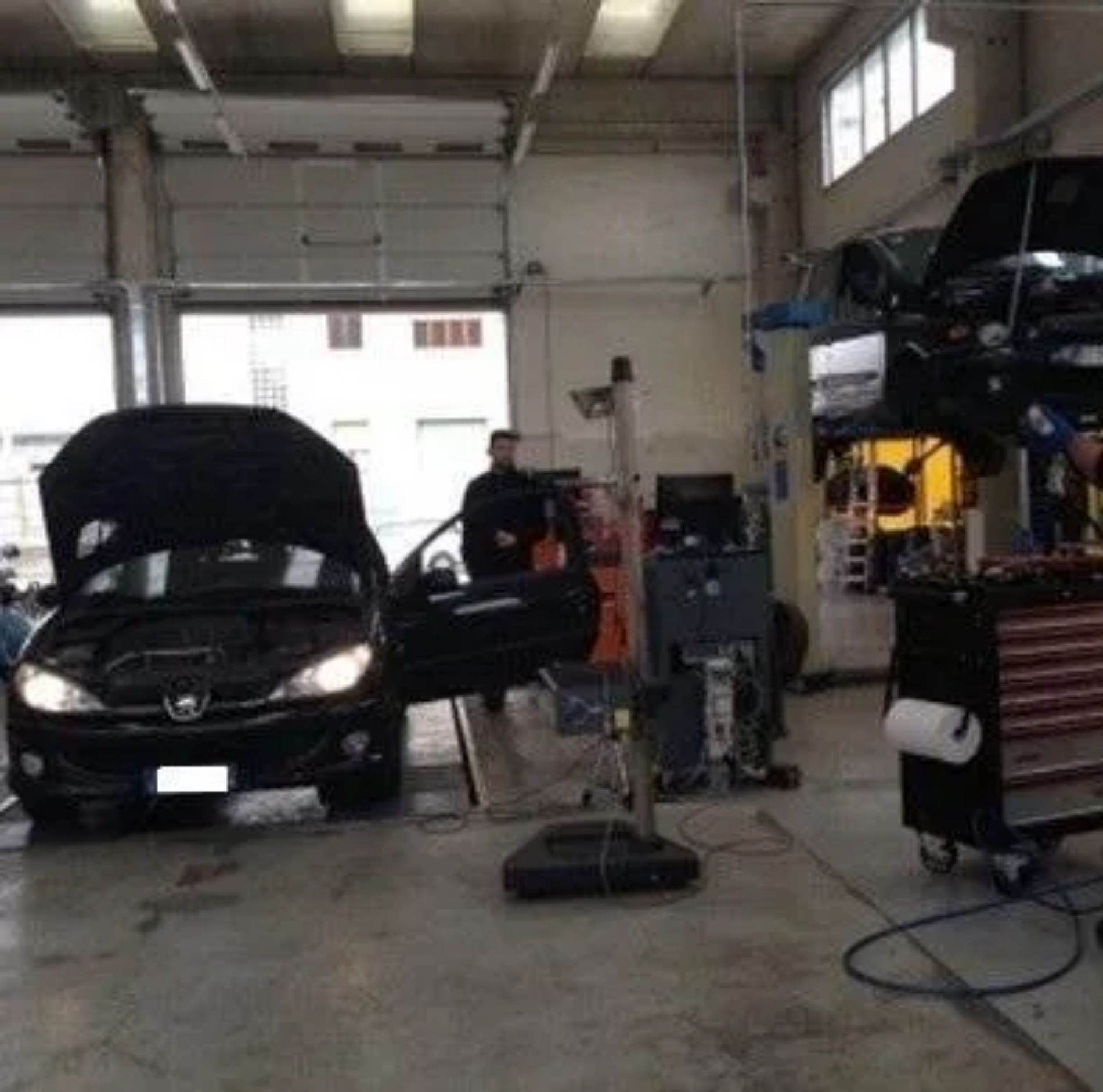 auto durante una riparazione in officina