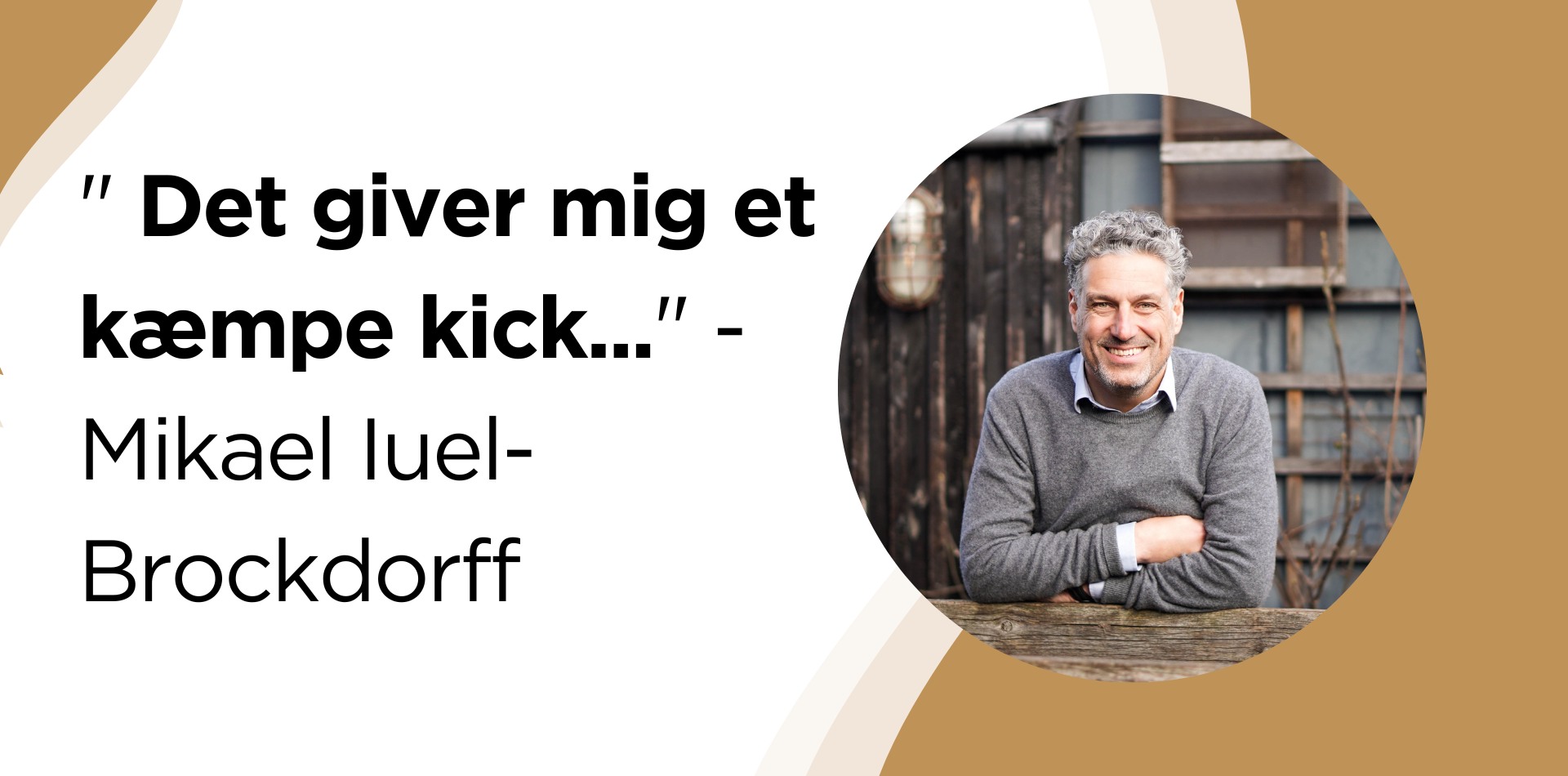 Mikael Iuel-Brockdorff (Accobat CEO) sidder smilende ved et bord med armene over kors.