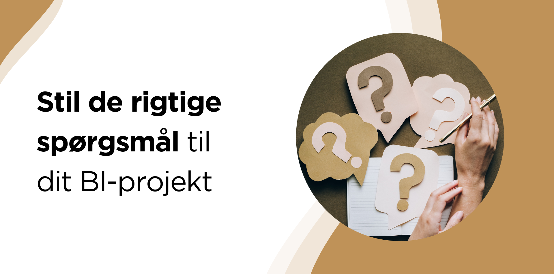 En person skriver på et stykke papir omgivet af spørgsmålstegn.