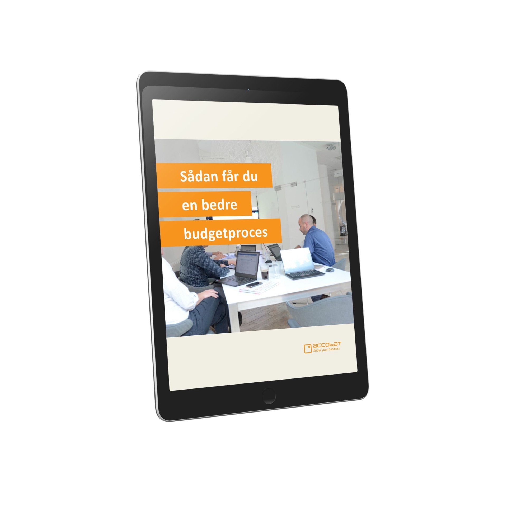 En tablet med et billede af folk, der sidder ved skriveborde med bærbare computere på.