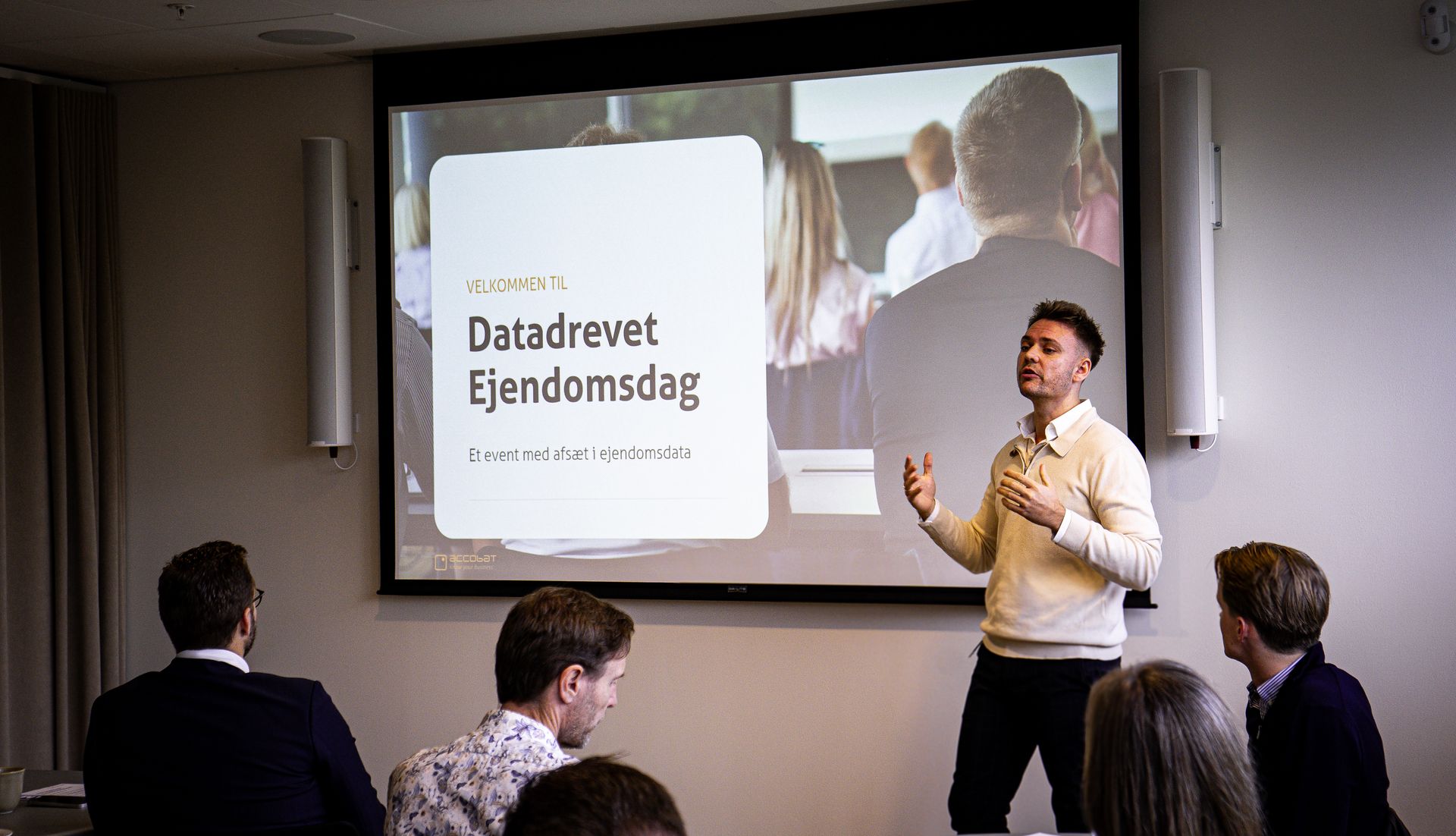 en stor murstensbygning med ordet kab på toppen