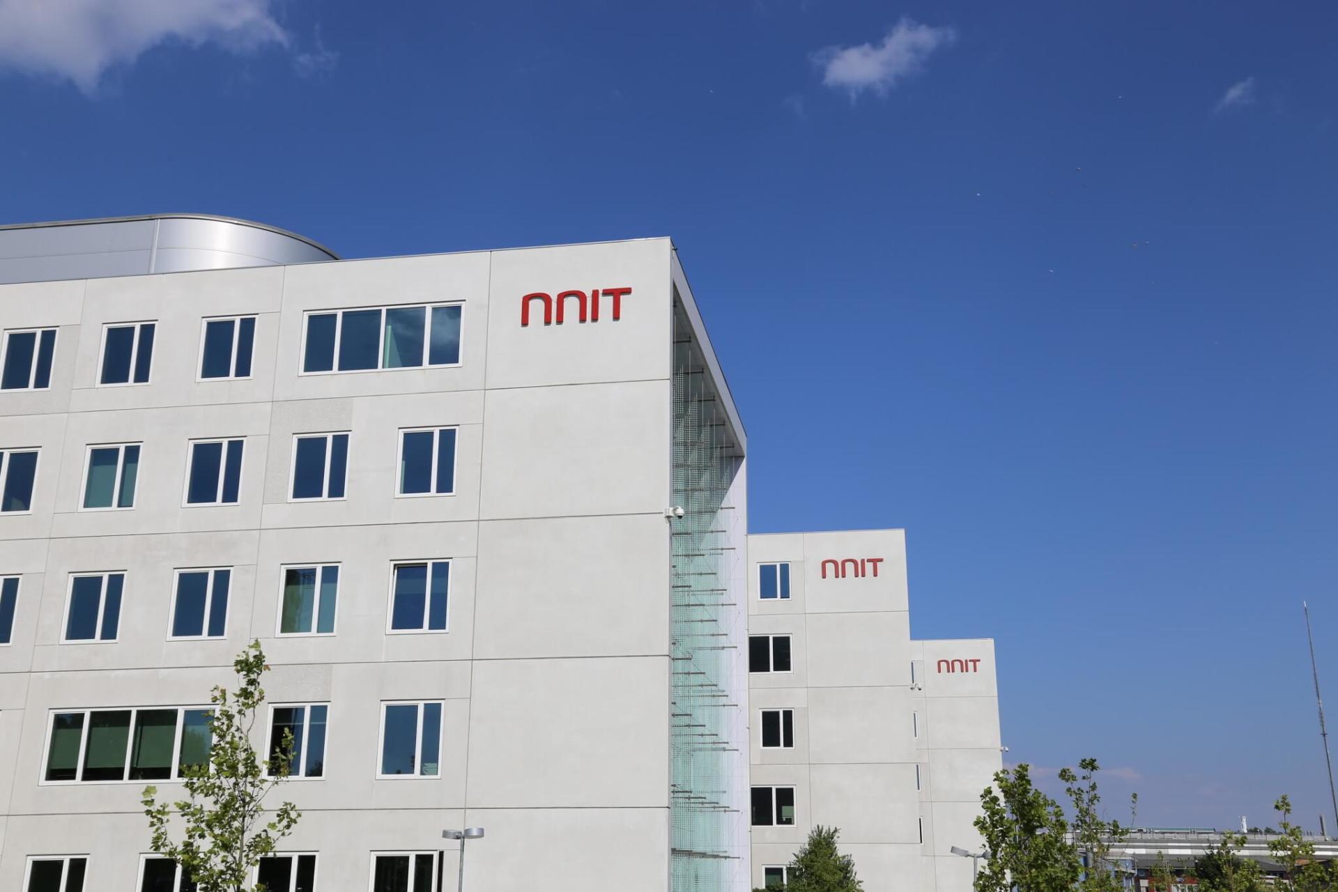 A white building with the word nnt on it