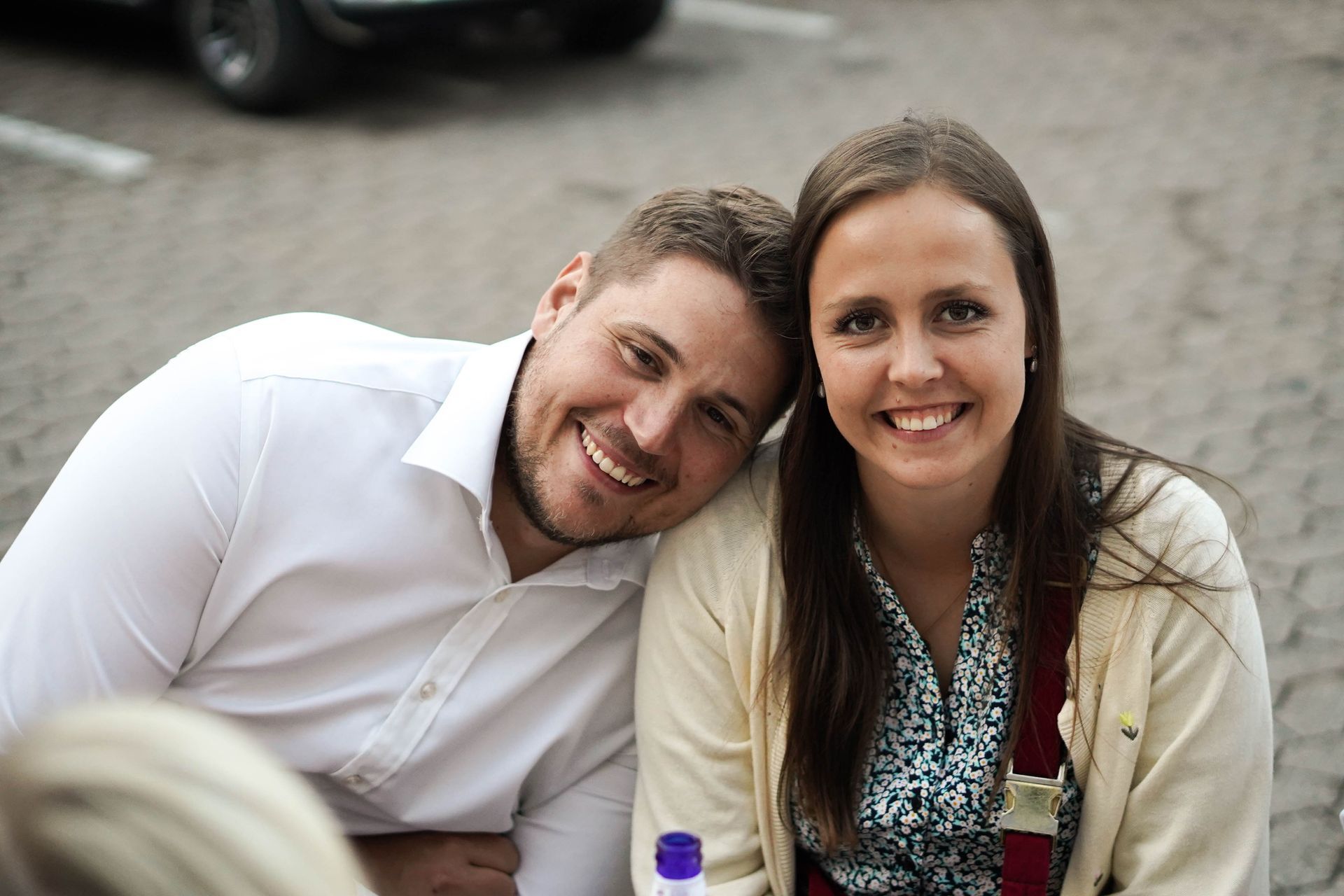 En mand og en kvinde sidder ved siden af hinanden og smiler til kameraet.