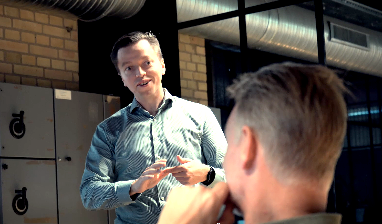 En række ølhaner med et glas øl foran