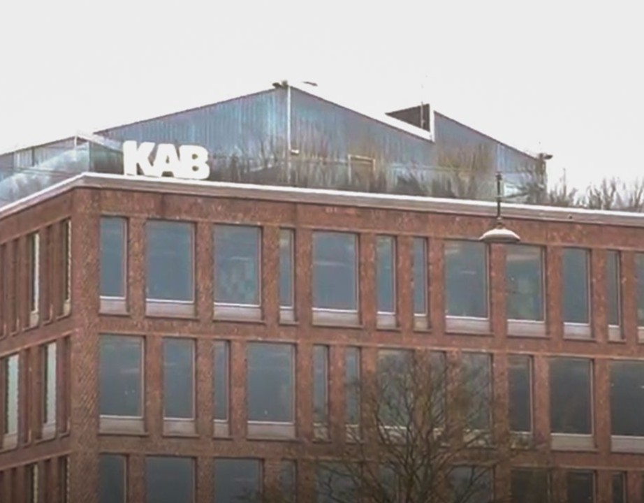 En stor murstensbygning med ordet kappa på toppen