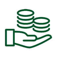 En hånd holder en stak mønter.