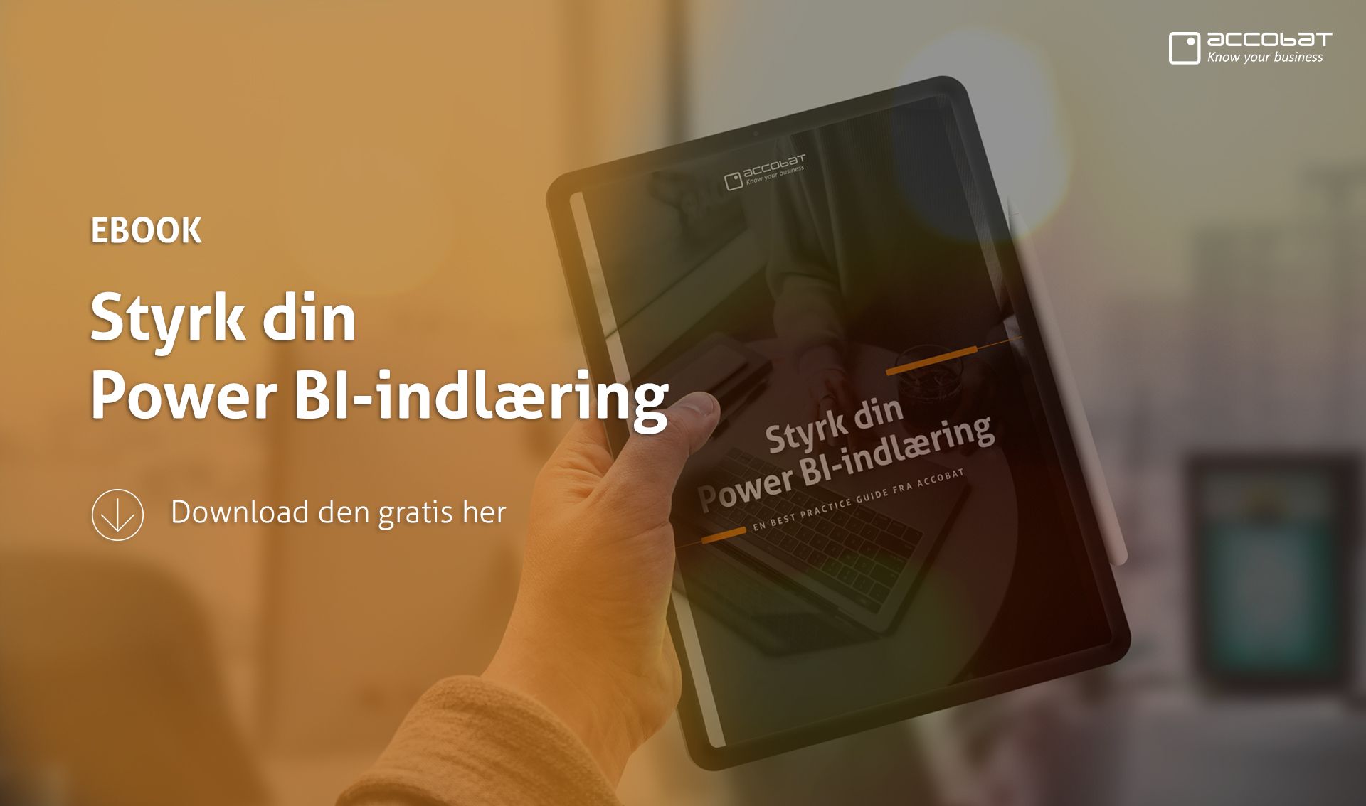 En person holder en tablet i hånden.