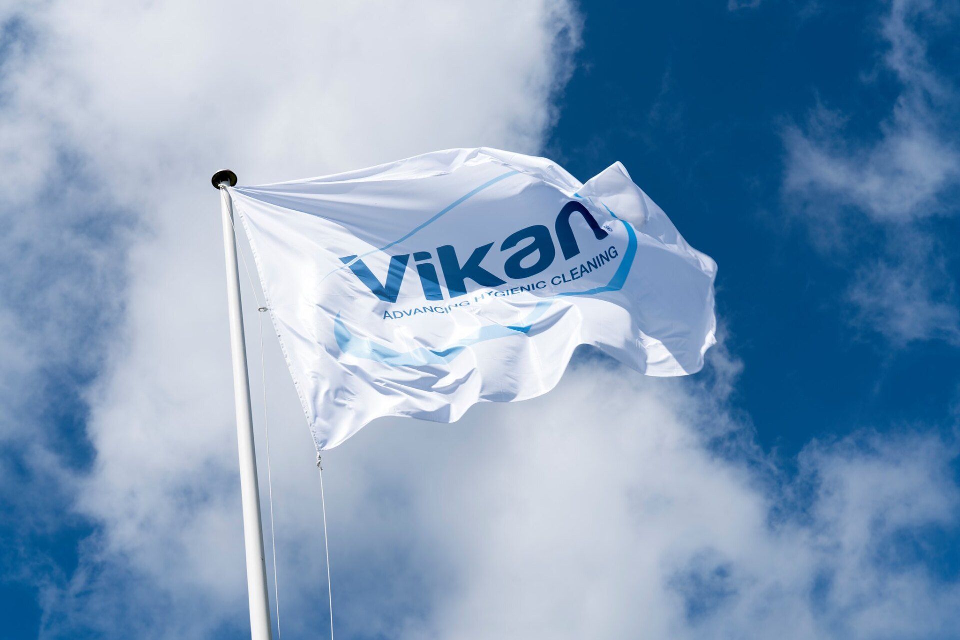 Et hvidt flag med ordet vikan på vajer i vinden.