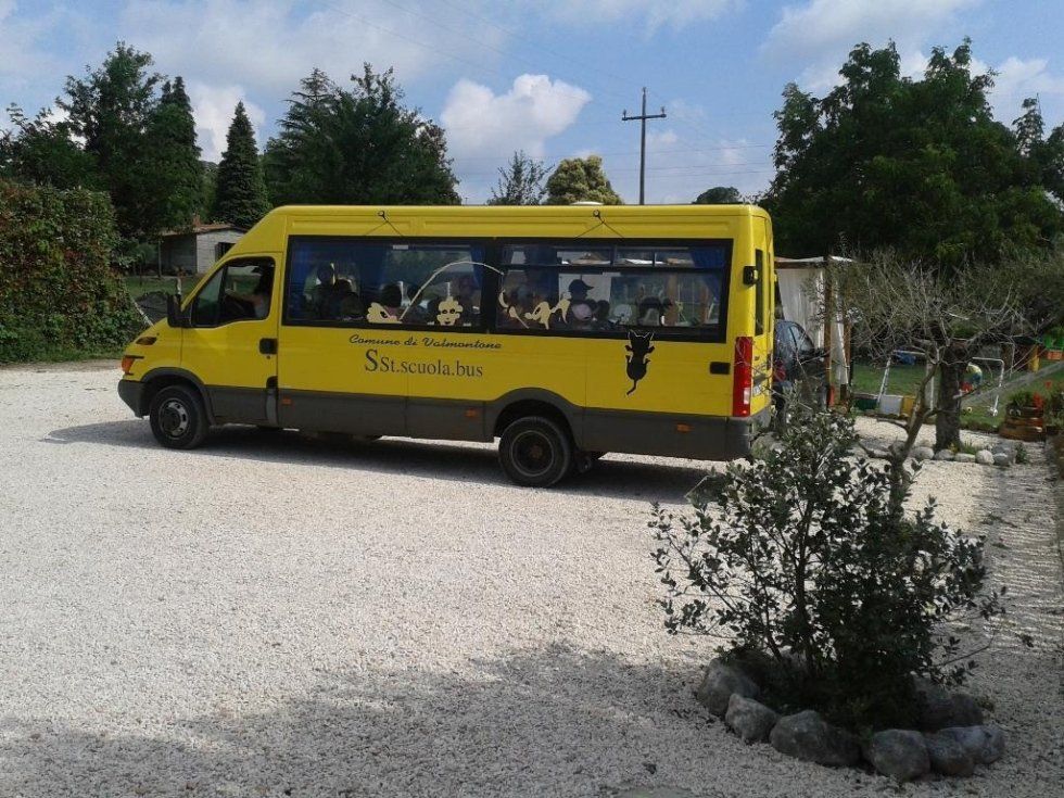uno scuolabus giallo