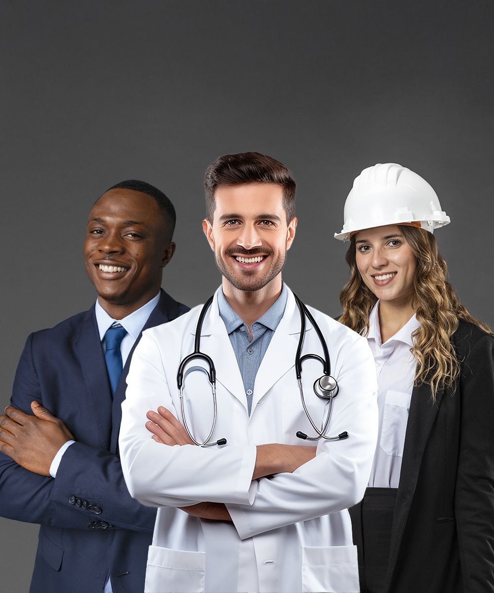 Um homem de terno, um médico e uma mulher com capacete estão posando para uma foto.
