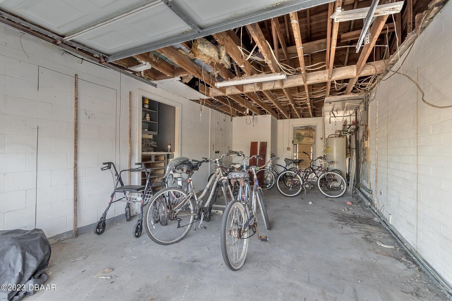 a bunch of bikes are parked in a garage