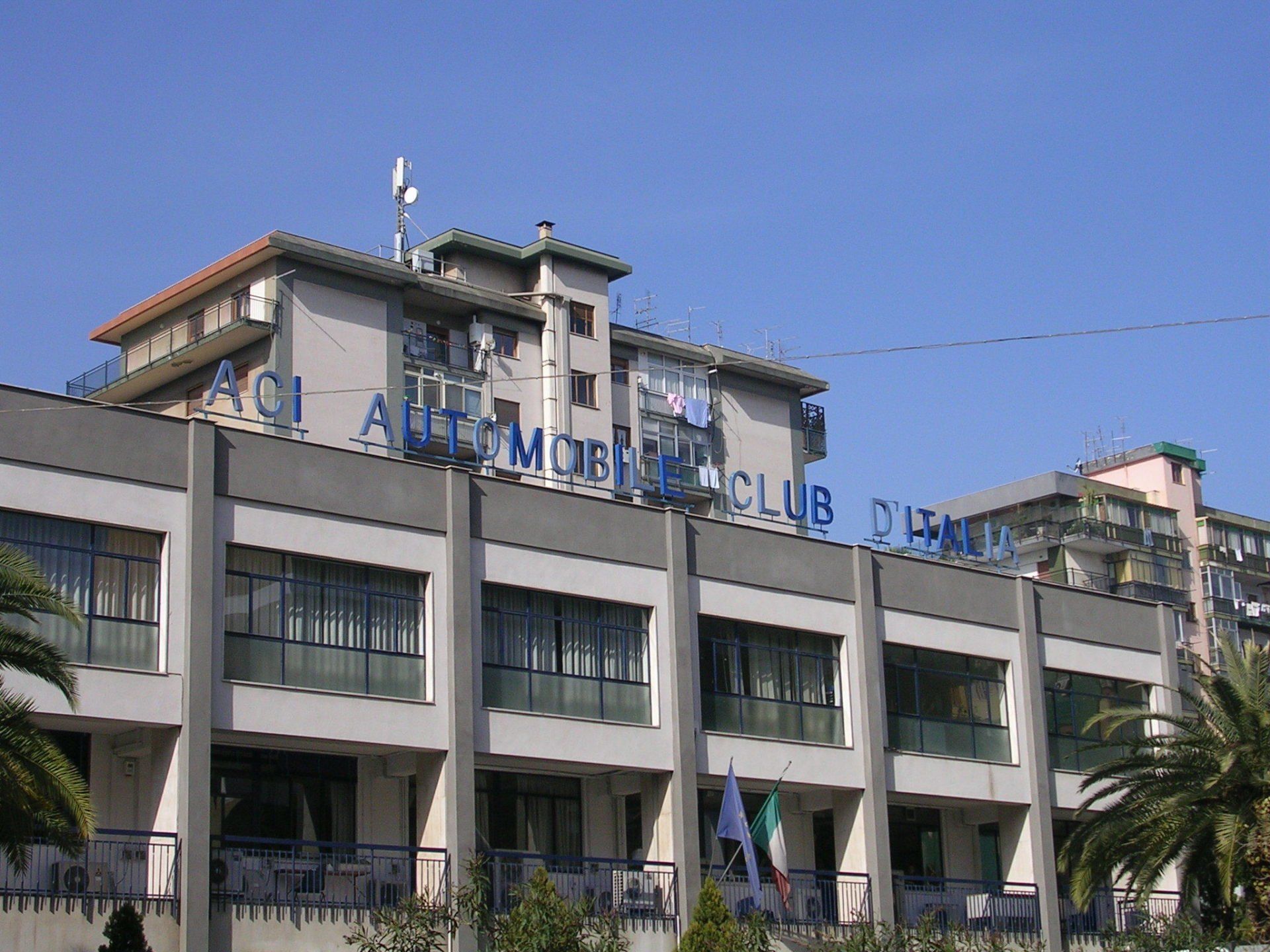 edificio con insegna in plexiglass