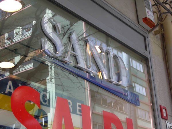 insegna di plexiglass su misura