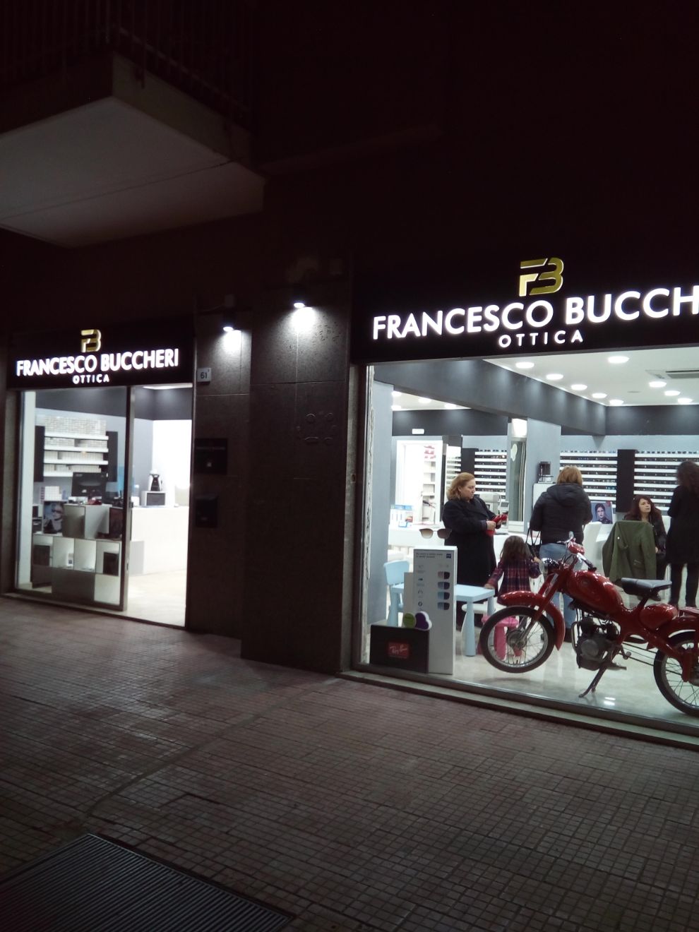 insegna di negozio di accessori e abbigliamento