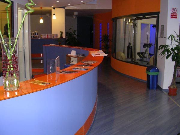 bancone di plexiglass colorato